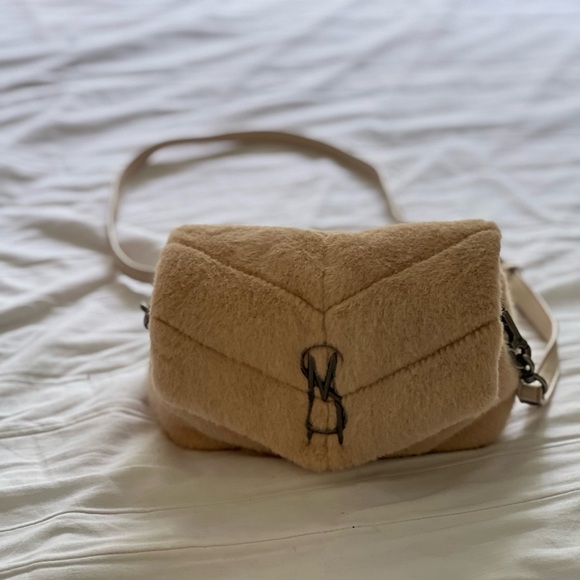 Steve Madden Btoy small quilted cross body bag in taupe faux fur - Picture 13 of 14